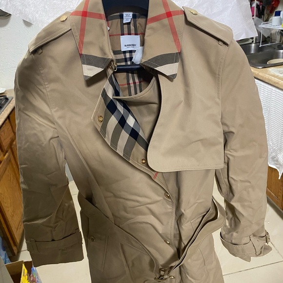 Burberry Beige Trench Coat with Check Lining - Picture 5 of 5